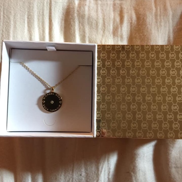 Michael Kors Circle pendant necklace - Picture 1 of 1